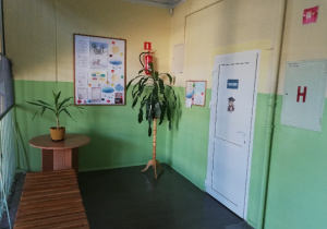 Kącik przy gabinecie szkolnego pedagoga.