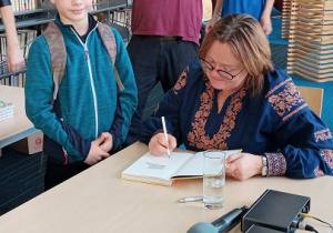 Autorka rozdaje autografy.