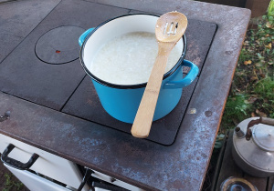 Podgrzewanie mleka na piecu, przygotowanie do produkcji serka.