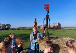 Dzieci poznaja historię zamku w Besiekierach.