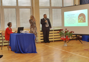 Pani Agnieszka Surmacz- Schirwing i Pan Sławomir Stańczak podczas czytania prezentacji.