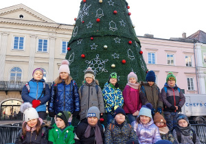 Zdjęcie klasowe przy choince.