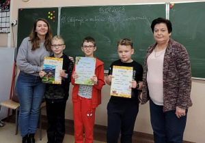 Nagrodzeni uczniowie z dyrektor szkoły i organizatorką konkursu - panią Marzeną Pawełczyk.