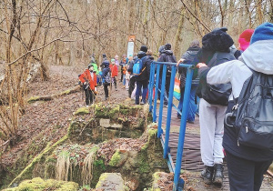 Przejście przez mostek nad rzeką Młynówką.