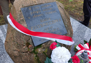 Kamień - pomnik upamietniający śmierć Marii Piotrowiczowej.