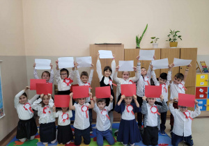 Uczniowie tworzą flagę Polski z kartek