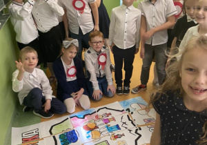 Uczniowie kolorują mapę Polski