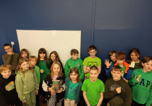 Uczniowie pozują w zielonych strojach