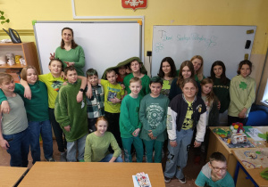 Uczniowie w zielonych strojach