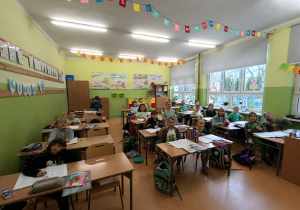 Klasa 1 b podczas lekcji pracuje w zielonych strojach