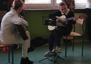 Uczennica gra na gitarze
