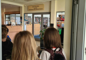 Uczniowie zwiedzają bibliotekę