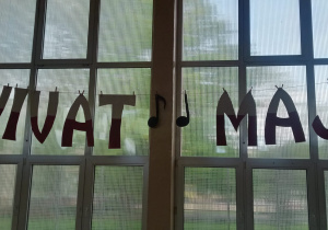 Napis na oknie "Vivat maj"