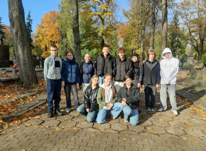 uczniowie na cmentarzu