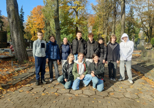 uczniowie na cmentarzu