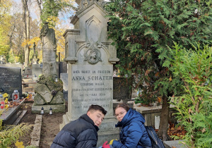 uczniowie na cmentarzu