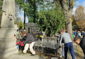uczniowie na cmentarzu