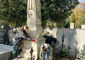 uczniowie na cmentarzu