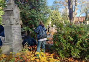 uczniowie na cmentarzu