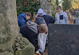 uczniowie na cmentarzu