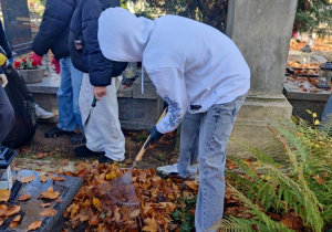 uczniowie na cmentarzu