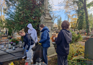 uczniowie na cmentarzu