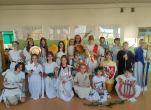 Dzieci przebrane za bogów greckich