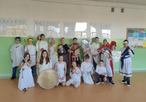 Dzieci przebrane za bogów greckich