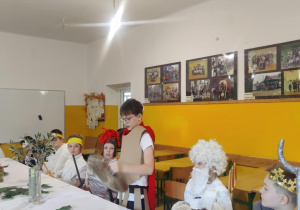 Dzieci przebrane za bogów greckich