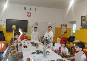 Dzieci przebrane za bogów greckich