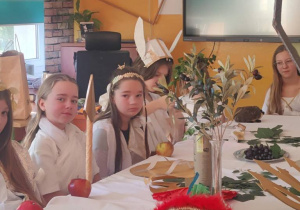 Dzieci przebrane za bogów greckich