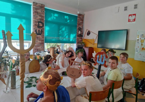 Dzieci przebrane za bogów greckich