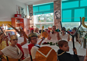 Dzieci przebrane za bogów greckich