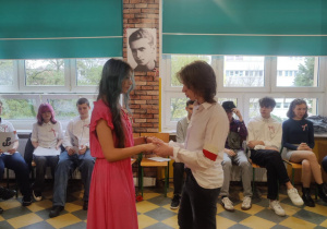 uczniowie w uroczystych strojach