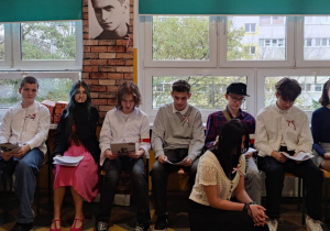 uczniowie w uroczystych strojach