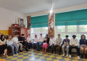 uczniowie w uroczystych strojach