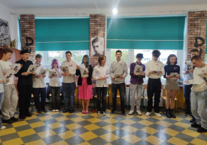 uczniowie w uroczystych strojach