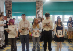 uczniowie w uroczystych strojach