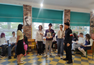 uczniowie w uroczystych strojach