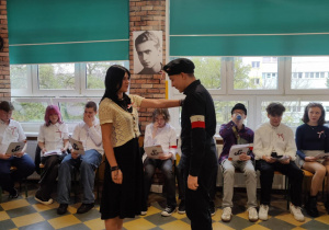 uczniowie w uroczystych strojach