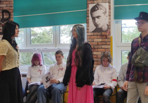 uczniowie w uroczystych strojach