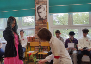 uczniowie w uroczystych strojach