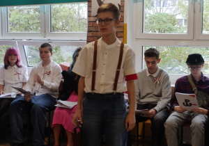 uczniowie w uroczystych strojach