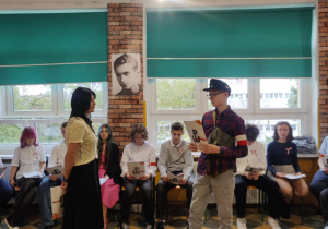 uczniowie w uroczystych strojach