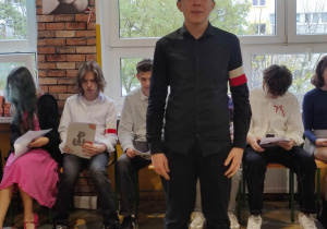 uczniowie w uroczystych strojach