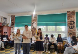 uczniowie w uroczystych strojach