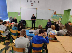 Warsztaty: "Potrafię, wiem, działam (AED)" prowadzone przez przedstawicieli Straży Miejskiej.