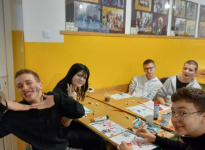 klasa 8b wykonuje ozdoby świąteczne na KIERMASZ BOŻONARODZENIOWY!