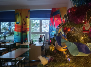 Dzisiaj klasa IV b wspólnie ubrała choinkę klasową