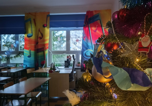 dzieci ubierają choinkę